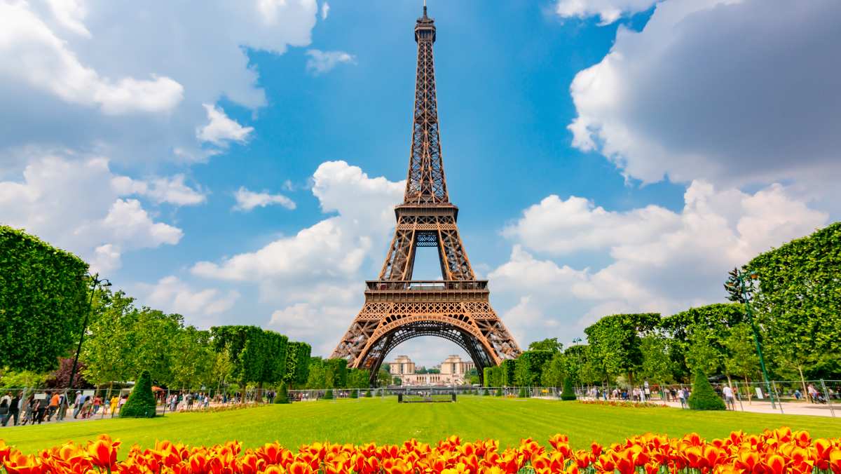 Eiffel Tower with tulips in spring